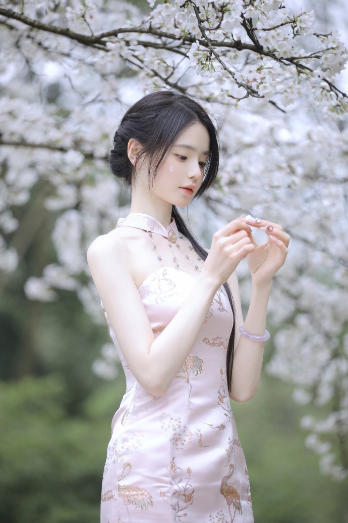 汪明荃深情缅怀谢贤：一段跨越43年的契亲情谊